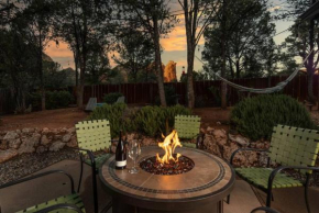 Red Rocks Retro! Stunning Views and Hot Tub!